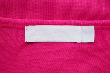 Yeni gömlekte boş beyaz kıyafet etiketi etiketi