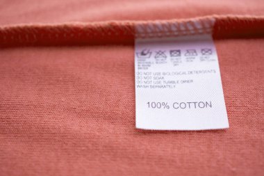 Beyaz çamaşırhane çamaşır yıkama talimatları pamuklu gömlekte etiket