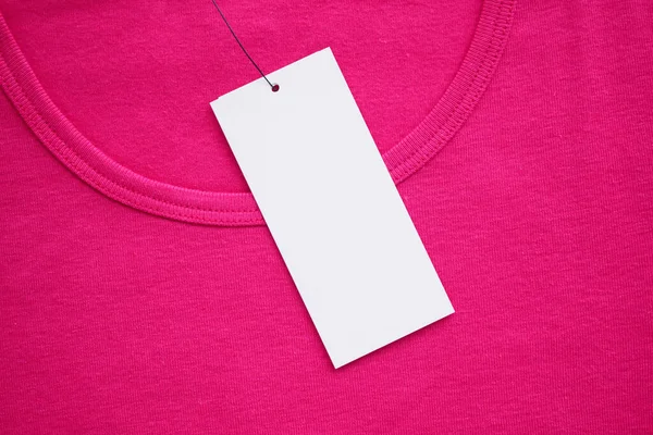 Leere Weiße Kleideretiketten Auf Neuem Rosa Hemd — Stockfoto