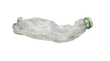 Geri dönüştürülmüş plastik şişe beyaz arkaplanda izole edildi