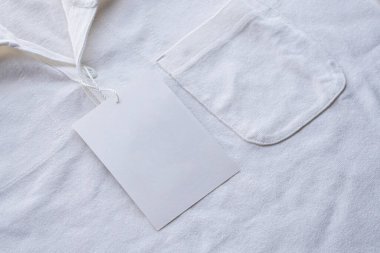 Yeni gömlekte boş beyaz kıyafet etiketi etiketi