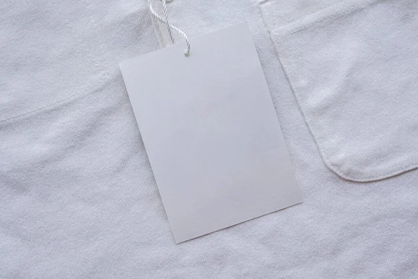 Yeni gömlekte boş beyaz kıyafet etiketi etiketi