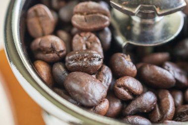 Fırında kahve çekirdekli klasik el yapımı kahve öğütücüsü.