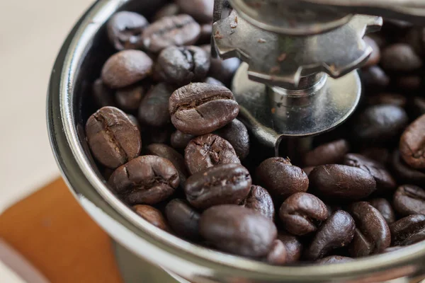 Fırında kahve çekirdekli klasik el yapımı kahve öğütücüsü.