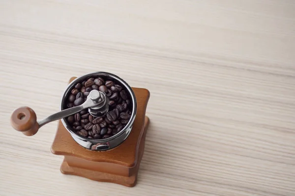 Manuelle Kaffeemühle Mit Gerösteten Kaffeebohnen — Stockfoto