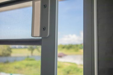 Ev penceresinin böceklere karşı korunması için sivrisinek ağı ekranını aç