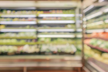 Soyut bulanık organik meyveler ve sebzeler süpermarketteki market raflarında Bokeh light arka planda çözülmüş.