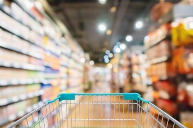 Süpermarket koridoru rafları olan alışveriş arabası görünümü soyut bulanık arka plan