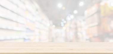 Boş ahşap masa üstü süpermarket koridoru bulanık arkaplan ve montaj ürünü görüntüsü için bokeh ışığı