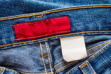 Giysi etiketli mavi kot pantolon