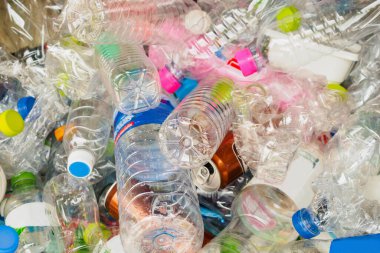 Çöp geri dönüşüm istasyonundaki plastik şişeleri kapatın.