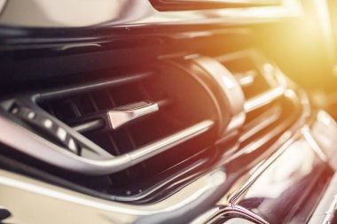 Modern arabadaki klima kapanıyor.