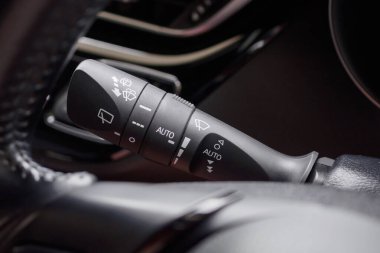 Arabanın ön camı yağmur sileceği kontrol düğmesi kapalı.