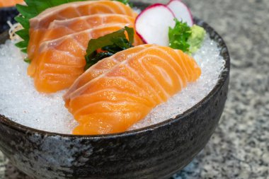 Japon yemeğinin içinde buzlu somon balığı.