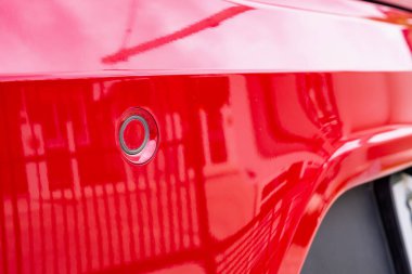 Arka tamponda araba park sensörü var.