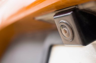 Kırmızı araba dikiz kamerası park yardımı için kapanıyor.