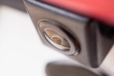 Kırmızı araba dikiz kamerası park yardımı için kapanıyor.