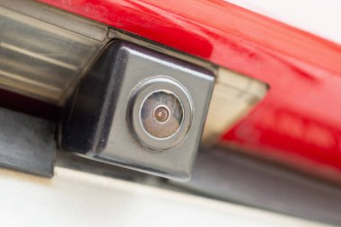 Kırmızı araba dikiz kamerası park yardımı için kapanıyor.