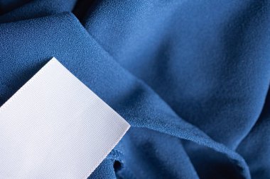 Mavi elbisede çamaşırhane kıyafeti etiketi