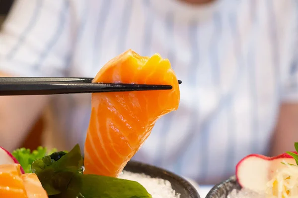 Mano Con Palillos Sostienen Salmón Sashimi Comida Japonesa —  Fotos de Stock