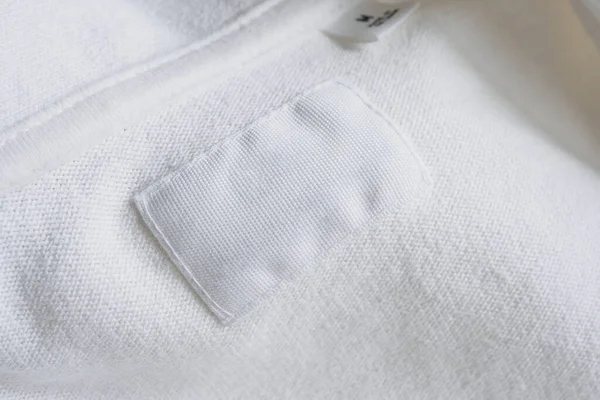 Etiqueta Ropa Blanca Blanco Sobre Nuevo Fondo Camisa Algodón — Foto de Stock