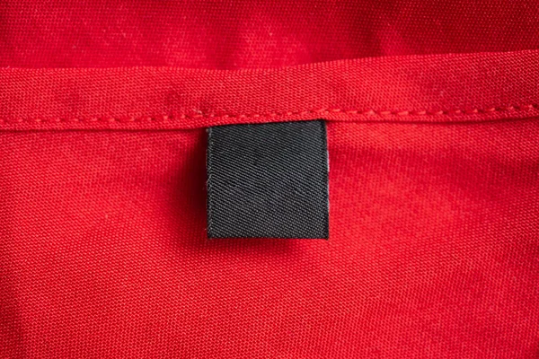 Чистый Черный Прачечная Этикетка Уходу Одеждой Текстуре Красного Цвета Ткани — стоковое фото