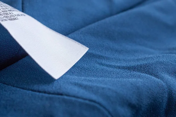 ランドリーケア服ラベル上の青のドレス — ストック写真