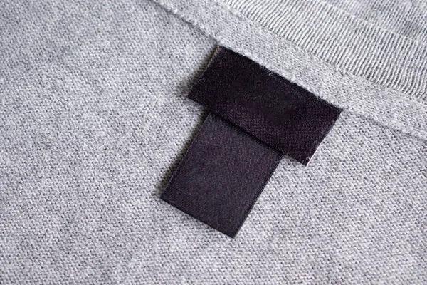 织物质感上的空白黑色洗衣服标签 — 图库照片