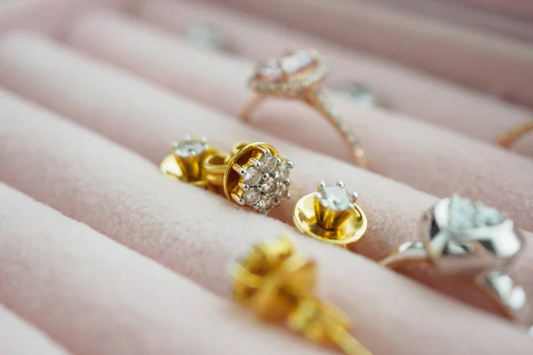 ジュエリーボックス内のゴールドイヤリングとダイヤモンドリング — ストック写真