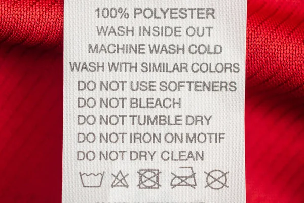 Lavandería Blanca Instrucciones Lavado Etiqueta Ropa Jersey Rojo Camisa Deportiva — Foto de Stock