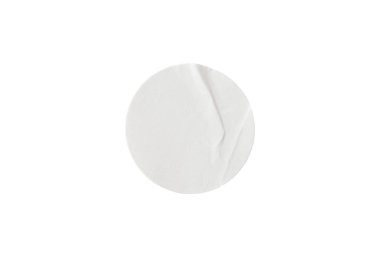 Beyaz arkaplanda kırpma yolu ile izole edilmiş boş beyaz yuvarlak kağıt etiketi