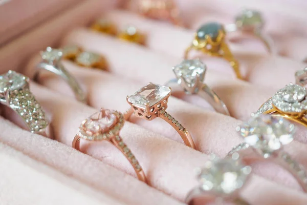 Κοσμήματα Διαμαντένια Δαχτυλίδια Και Σκουλαρίκια Κουτί — Φωτογραφία Αρχείου