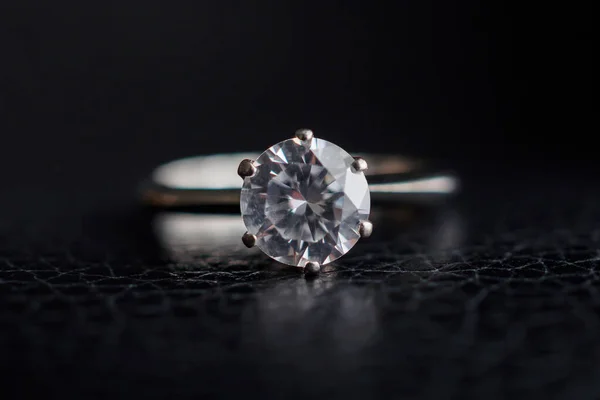 Κοντινό Διαμάντι Δαχτυλίδι Κοσμήματα Μαύρο Δερμάτινο Φόντο — Φωτογραφία Αρχείου
