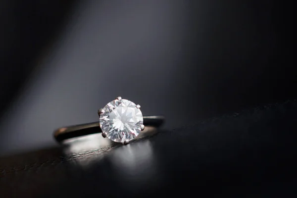 Närbild Diamant Ring Smycken Svart Läder Bakgrund — Stockfoto