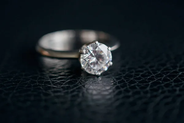 Närbild Diamant Ring Smycken Svart Läder Bakgrund — Stockfoto