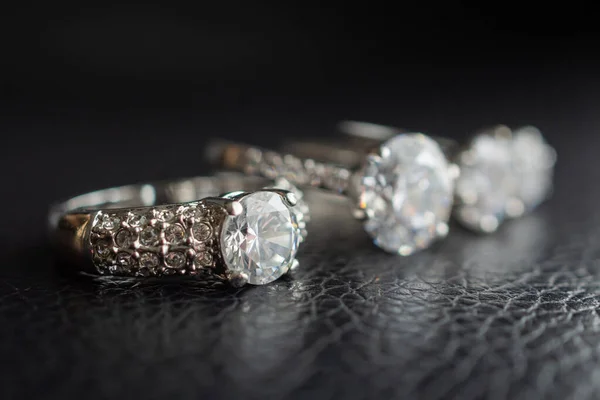 Fechar Anéis Diamantes Jóias Fundo Couro Preto — Fotografia de Stock