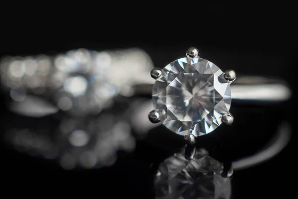 Joyería Anillos Diamantes Boda Sobre Fondo Negro Con Reflejo — Foto de Stock