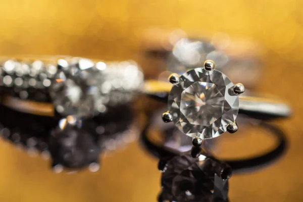 Anel Diamante Casamento Jóias Fundo Dourado Com Reflexão — Fotografia de Stock