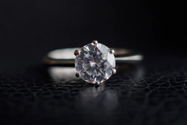 Close Diamanten Ring Sieraden Zwart Lederen Ondergrond Rechtenvrije Stockfoto's