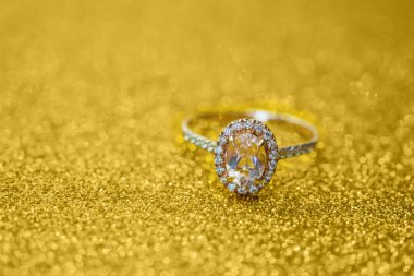 Soyut altın parıltılı mücevher yüzüğü Noel tatili desenli arka plan bulanık bokeh ışıklı