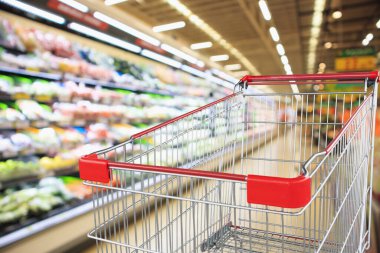 Meyve ve sebze raflarıyla süpermarket içi boş kırmızı alışveriş arabasıyla boşaltılmış arka plan