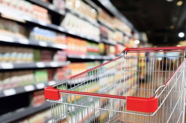 süpermarket koridoru boş kırmızı alışveriş arabasıyla bulanık arkaplan