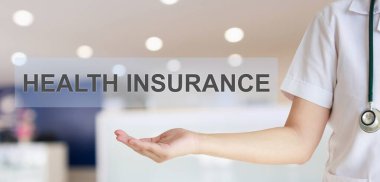 Sağlık Sigortası metnini bulanık hastane odası arka plan sağlık konseptiyle gösteren kadın doktor