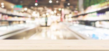 Soyut süpermarket bakkal buzdolabı ile ahşap masa üstü Bokeh Light ile bulanıklaştırılmış arka plan