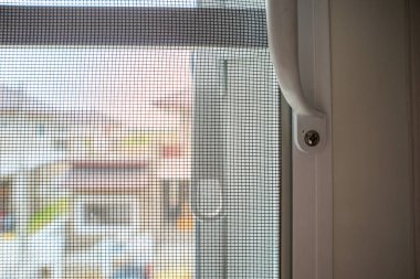 Evin penceresinde böceklere karşı sivrisinek ağı ekranı