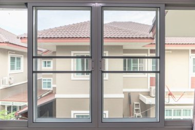 Evin penceresinde böceklere karşı sivrisinek ağı ekranı