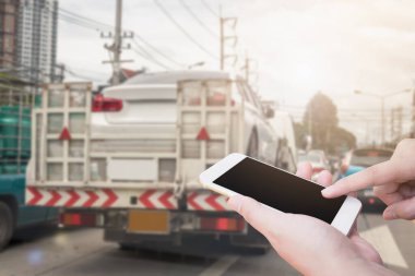 Trafik kazasından sonra aracın çekicisine acil servis için cep telefonu kullanıldı.