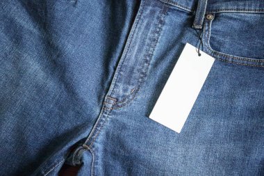 Beyaz etiketli mavi kot pantolon