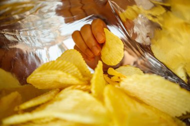 Patates cipsleri atıştırmalık poşetin içinde.