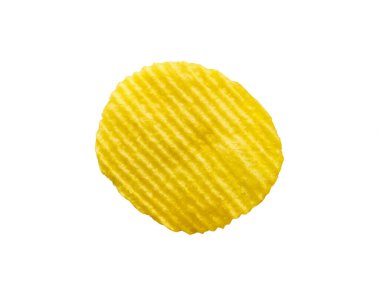 Kırpma yolu ile beyaz arkaplanda izole patates cipsi atıştırmalığı